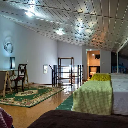 Дом отдыха Spacious House In With Terrace And Parking Included Сантана