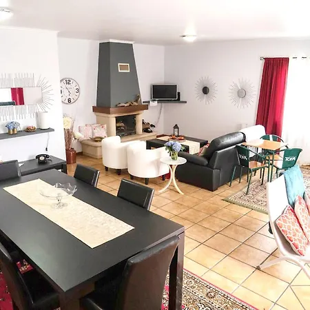 Дом отдыха Spacious House In With Terrace And Parking Included *